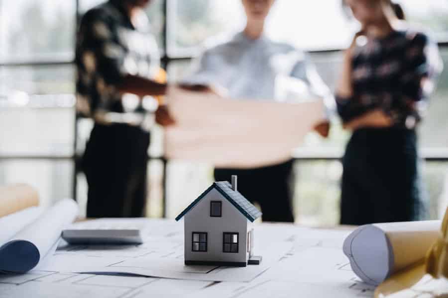 3 Geschäftsführer Bauunternehmen Scheller bei der Planung